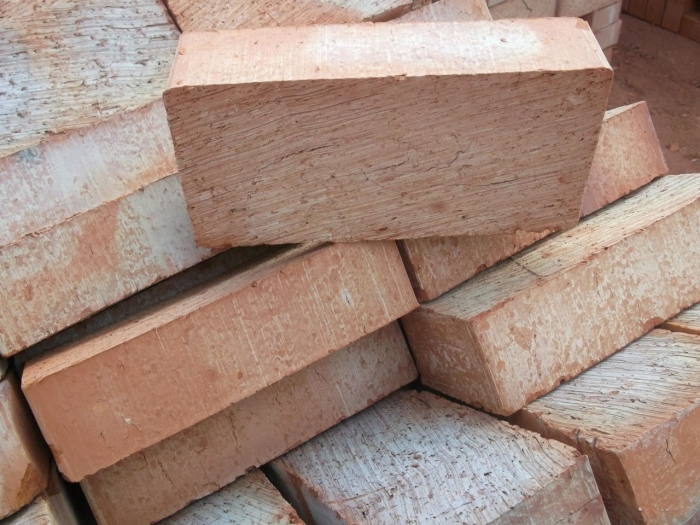 Размер полуторного кирпича, а именно его толщина, в 1,35 раза больше, чем у его одинарного собрата (88 мм) размер кирпича стандарт