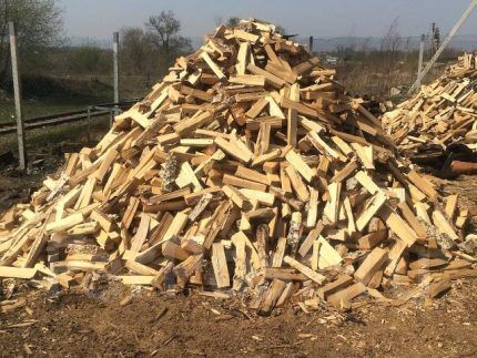 Дрова подготовлены к сжиганию в топке Дрова из разных пород древесины