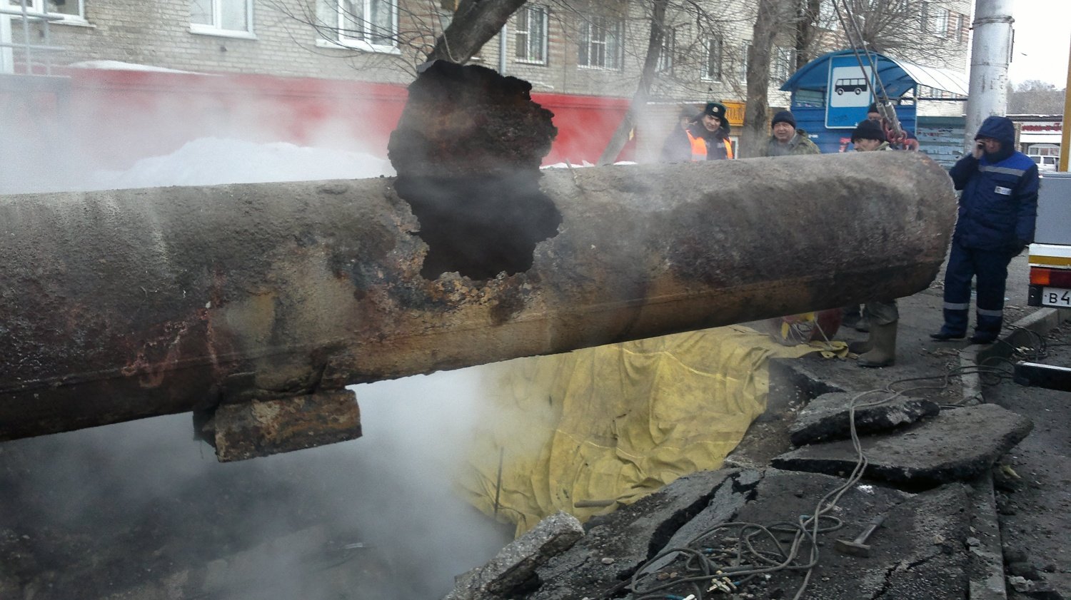 Прорыв отопительной трубы в Екатеринбурге оставил без тепла 13 домов