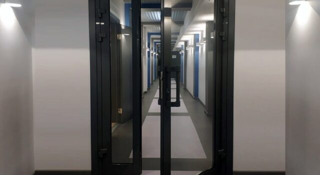 противопожарные стеклянные двери, остекленные противопожарные двери